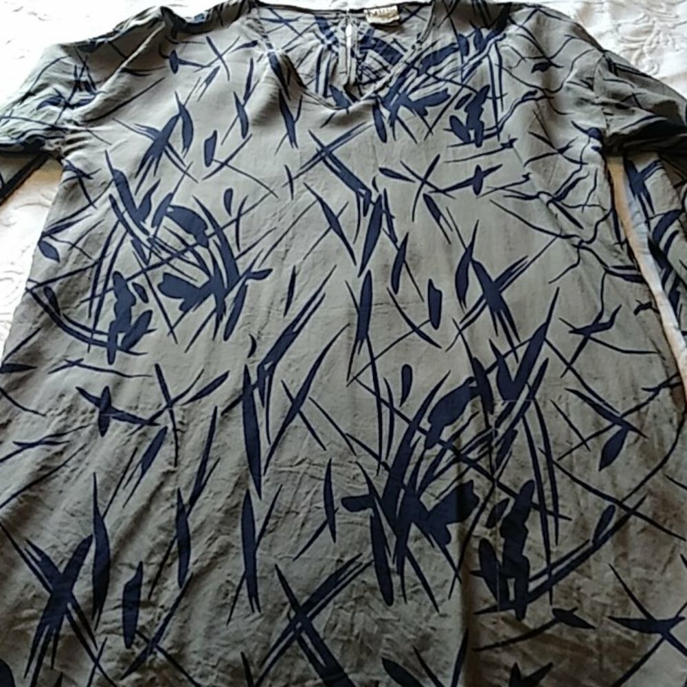 Krizia. 100% silk top  - Picture 8 of 12